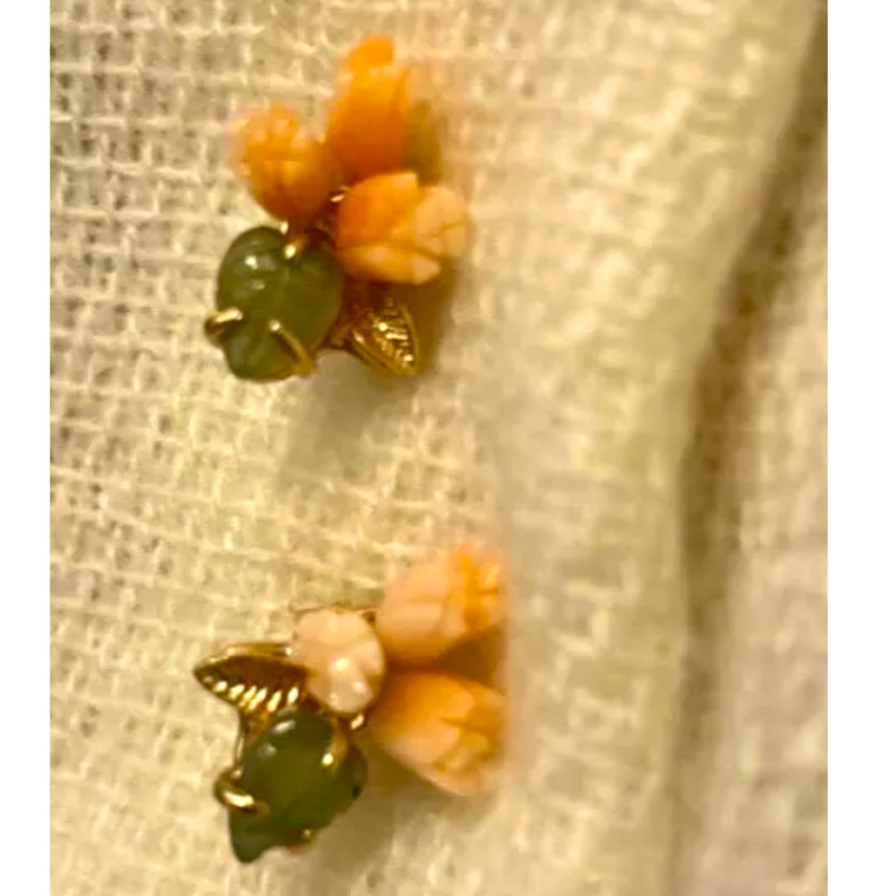 Vintage Carved Peach Coral Tulip Flower Jade Leaves Pierced Earrings - Picture 2 of 12